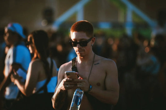 7 GALÈRES QUE TOUS LES RAVERS ONT DÉJÀ VÉCUES (ET COMMENT LES ÉVITER)