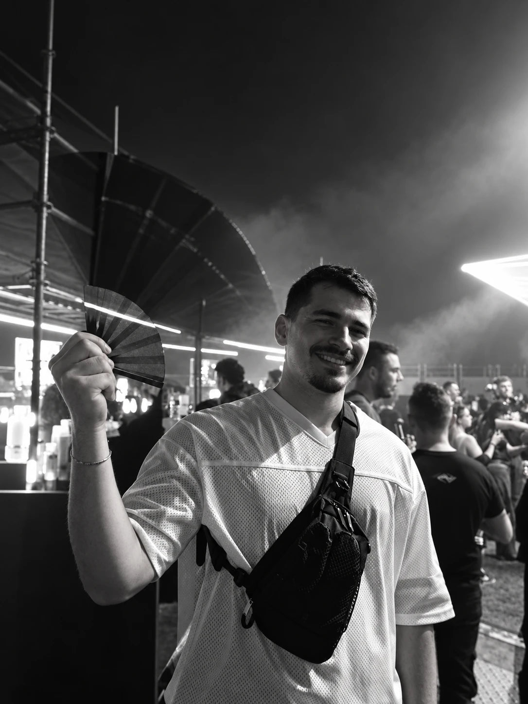 Raver portant TECHNOW en festival