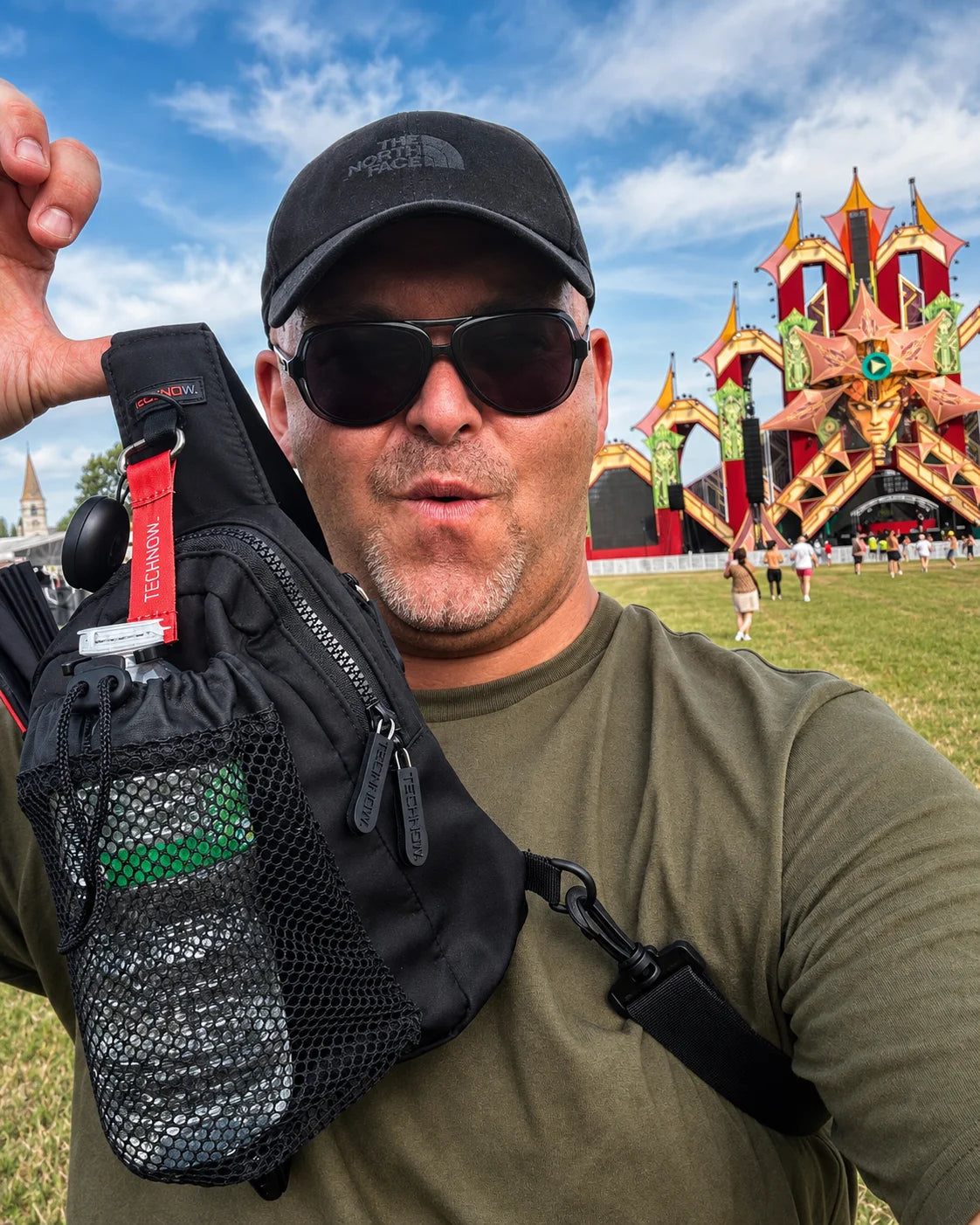 Raver portant TECHNOW en festival