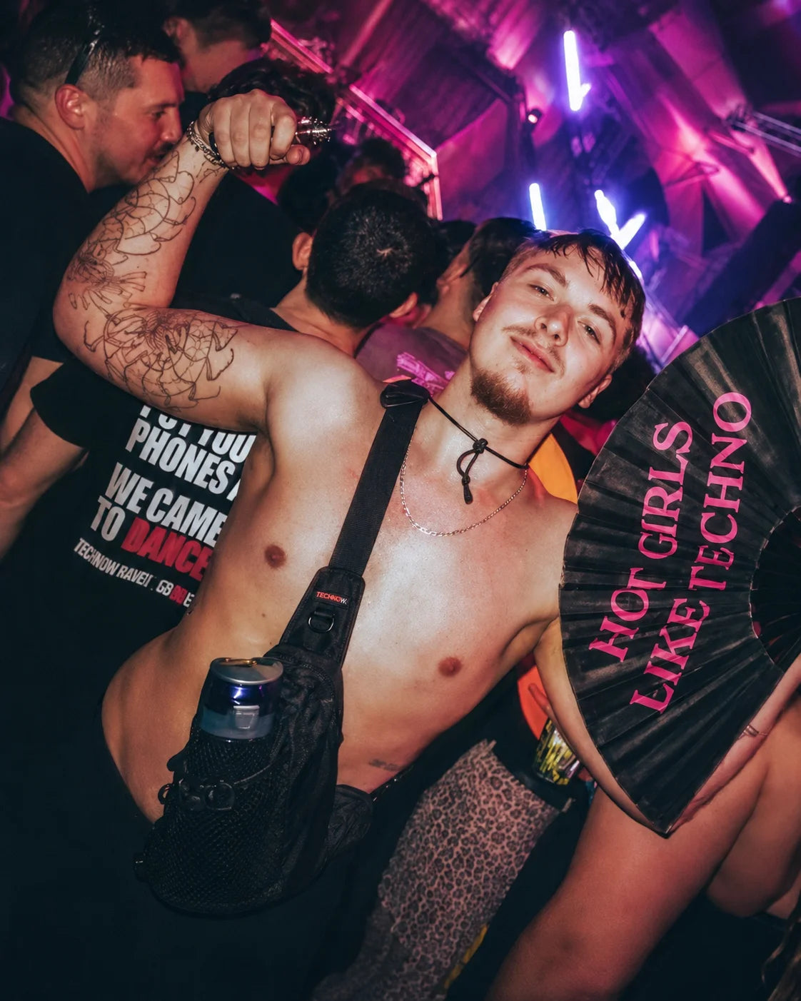 Raver portant TECHNOW en festival